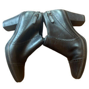 Clark’s Artisan Collection Black Leather Shoe/Boots - Size 7.5